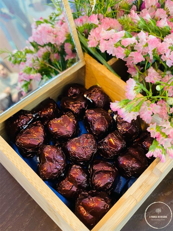 Porta-Jóias de Madeira com Bombons Amora Romã e Flores Naturais - Image 3